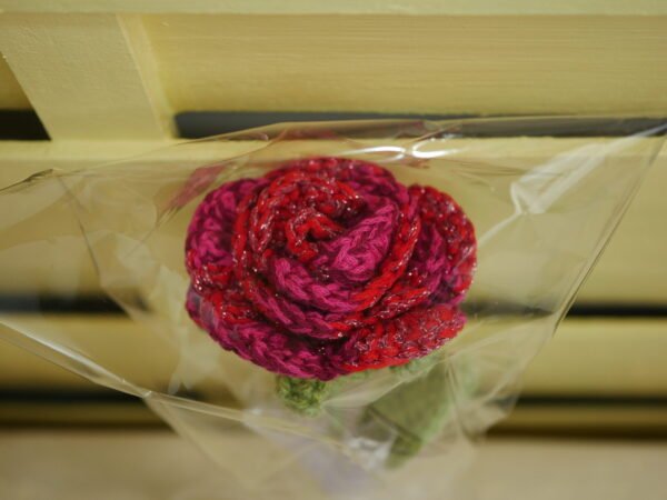 P1520287 Rose singulière multicolore rose fuschia, rouge, paillettes, idéal pour cadeaux