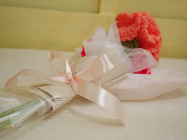 Bouquet de fleurs éternelles, oeillets au crochet