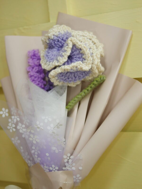 P1520563 Bouquet de fleurs éternelles, fleurs délicates, œillet lavandes, emballé pour décoration cadeau unique