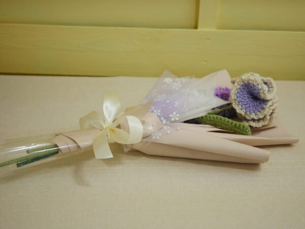 P1520571 Bouquet de fleurs éternelles, fleurs délicates, œillet lavandes, emballé pour décoration cadeau unique