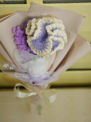 Bouquet de fleurs éternelles, fleurs délicates, œillet lavandes, emballé pour décoration cadeau unique