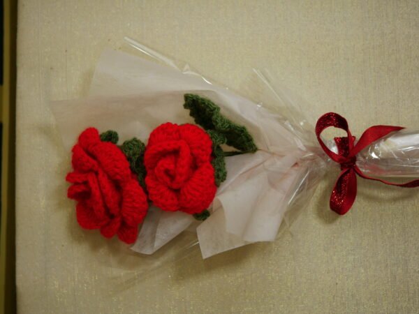 P1520643 Bouquet de 2 roses rouges éternelles – Flamboiement romantique