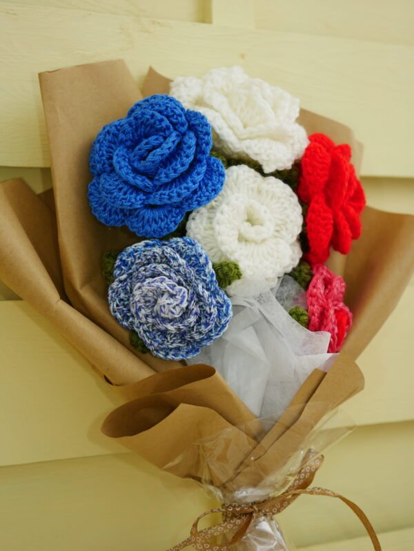 P1520656 Bouquet de roses éternelles en hommage au drapeau français