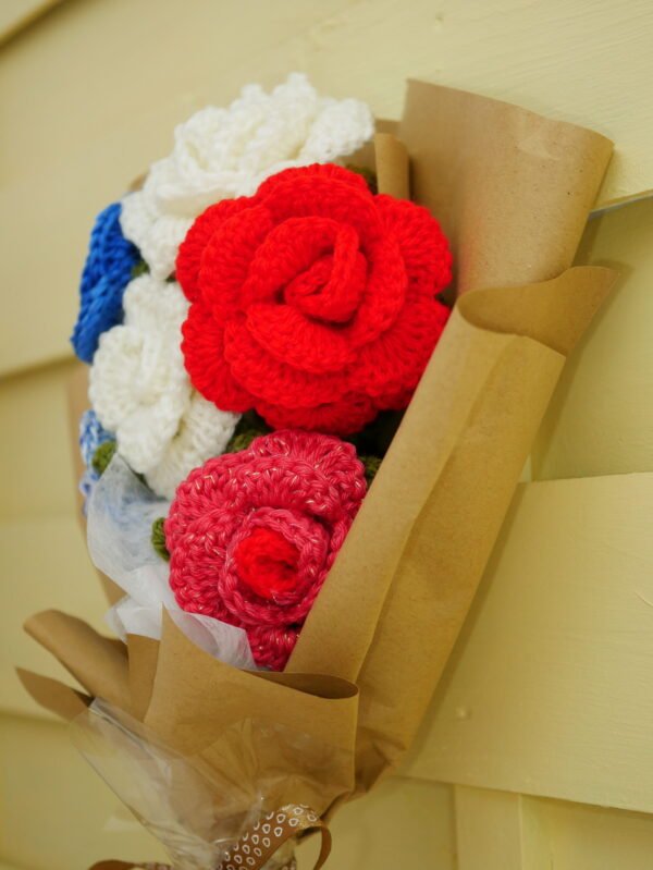 P1520658 Bouquet de roses éternelles en hommage au drapeau français