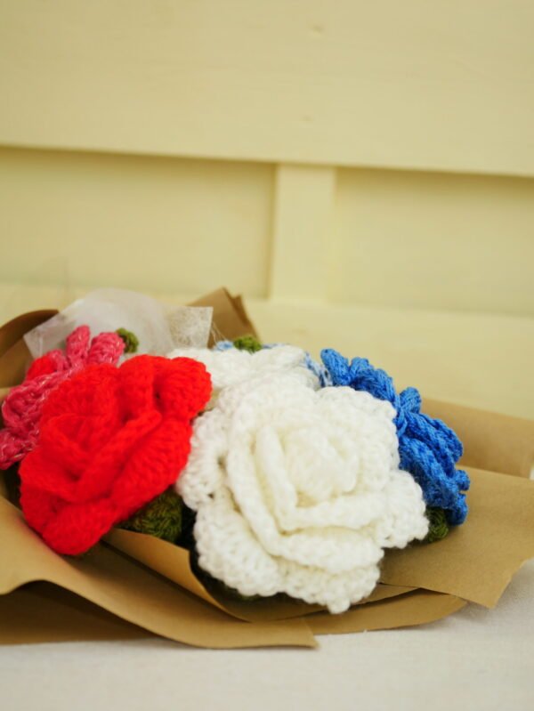 P1520662 Bouquet de roses éternelles en hommage au drapeau français