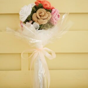 Bouquet de roses éternel dans un emballage de papier cristal très lumineux noué avec un ruban assorti