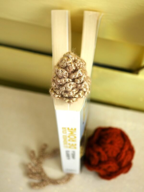 P1530809 Marque-page pomme de pin au crochet, cadeau artisanal pour lecteur